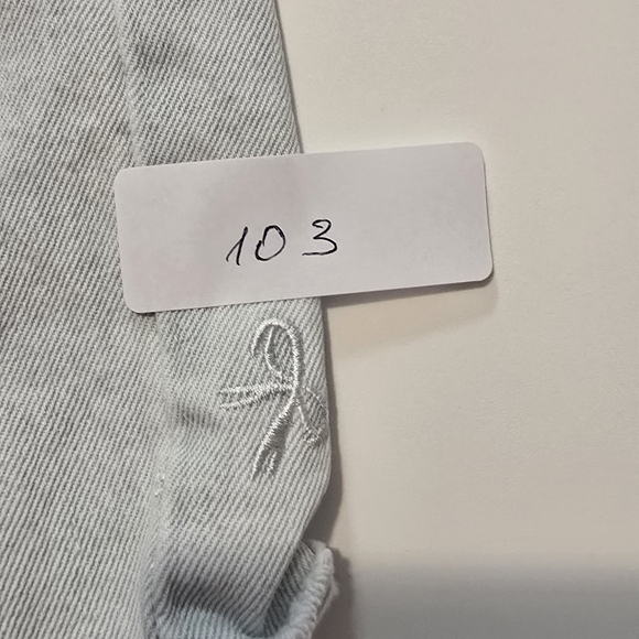 LE JEAN Bow Embroidered Column Jeans - Picture 13 of 13